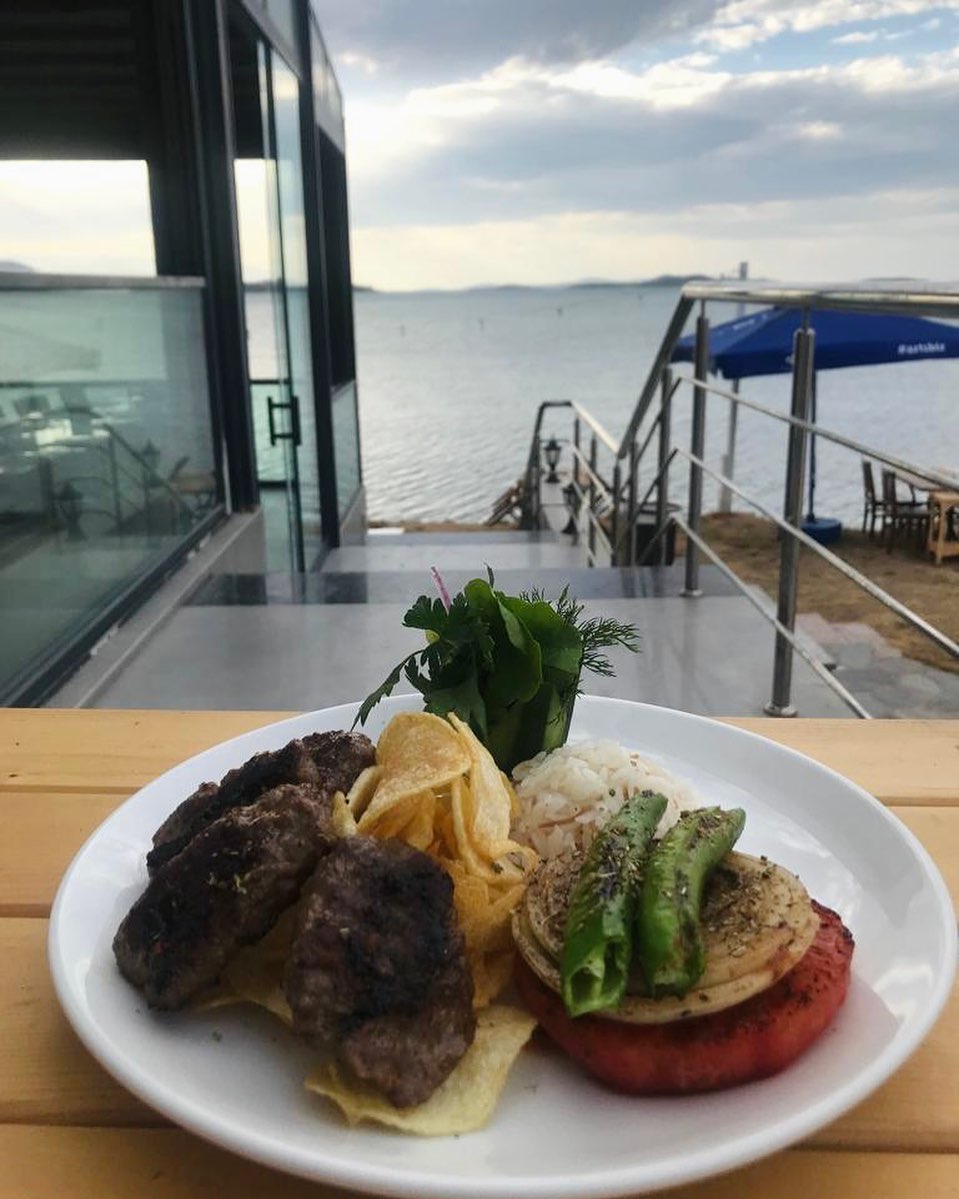 Adresim Urla Restoran Urla da Kuzu Piliç Çevirme 